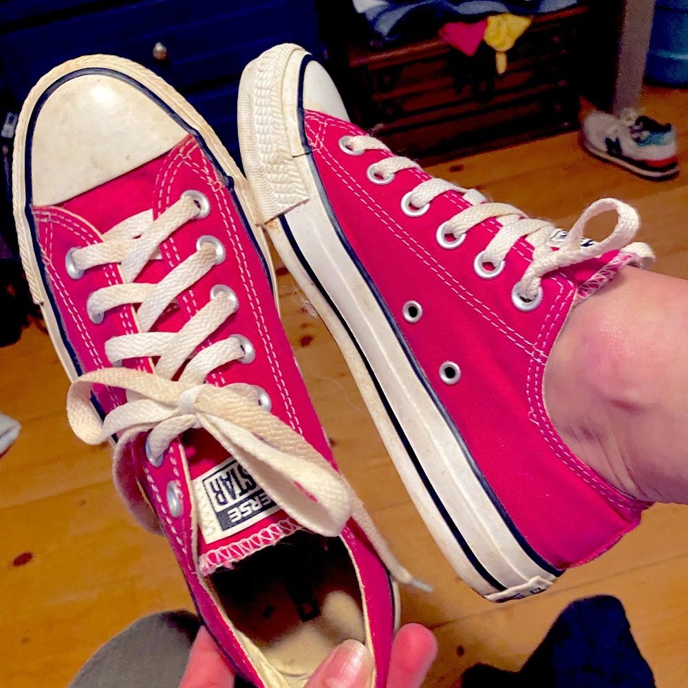 Low top pink converse in excellent condition women’s 7